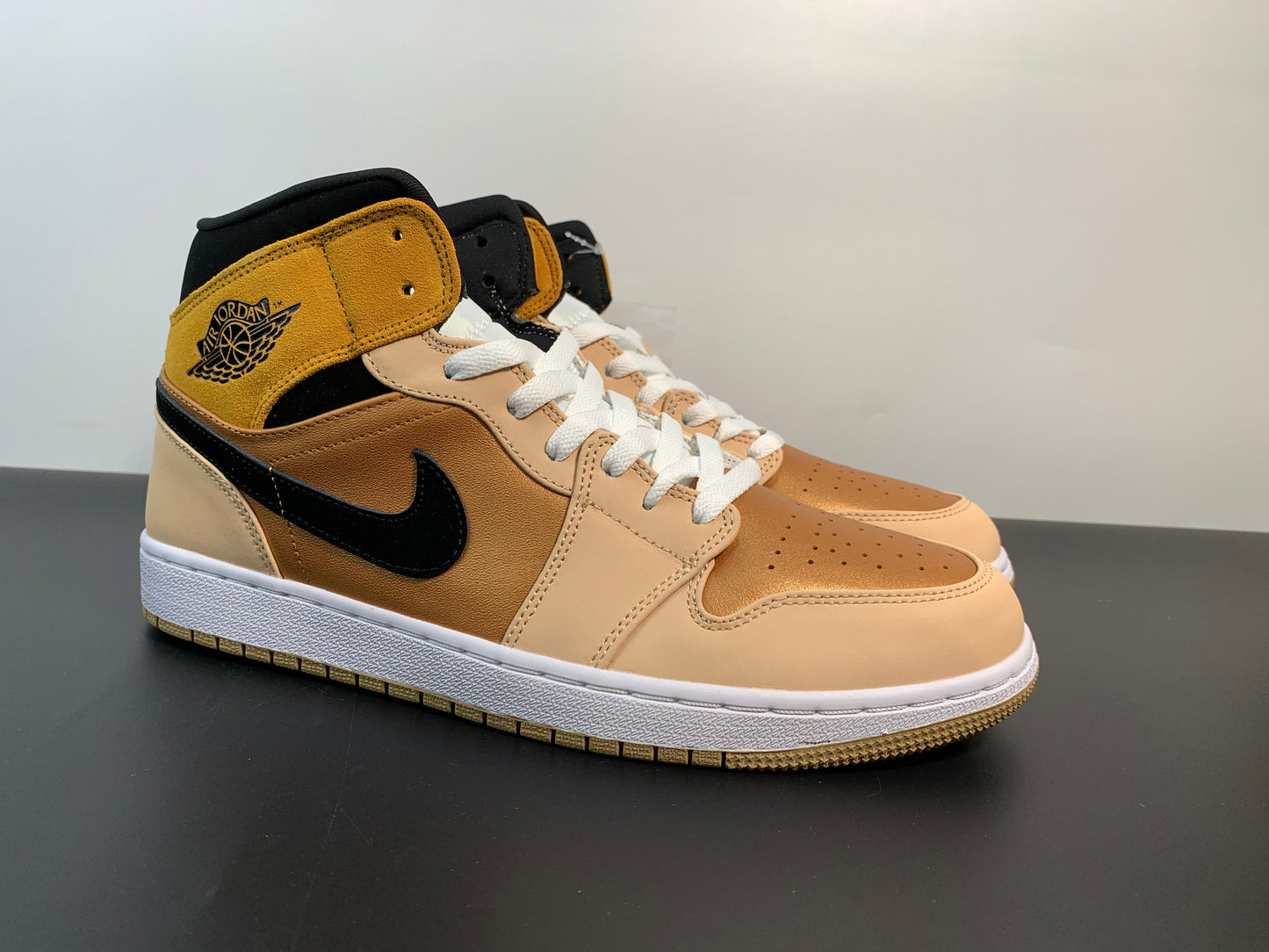 Air Jordan 1 Mid SE WMNS “Particle Beige DD2224-200