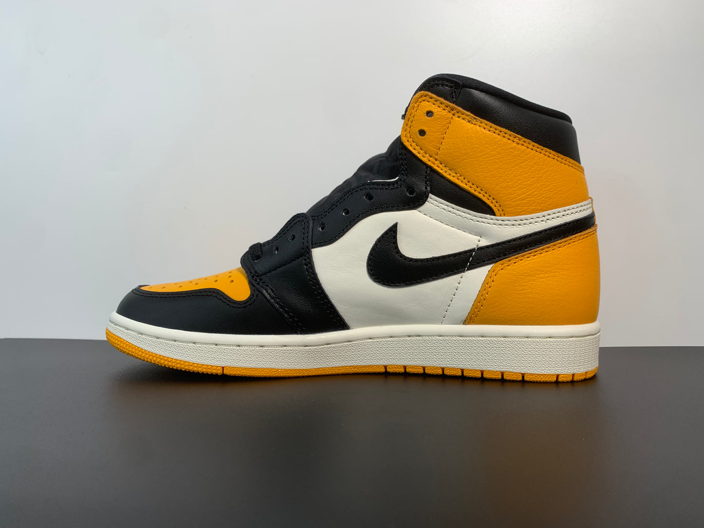 Air Jordan 1 Retro High OG 'Yellow Toe' 555088-711