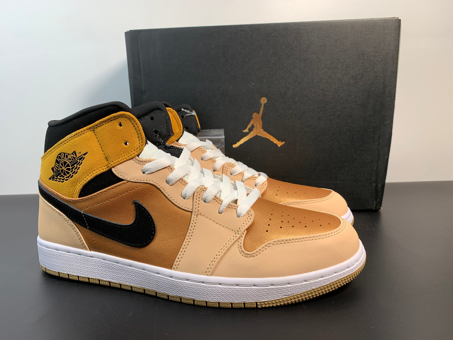 Air Jordan 1 Mid SE WMNS “Particle Beige DD2224-200