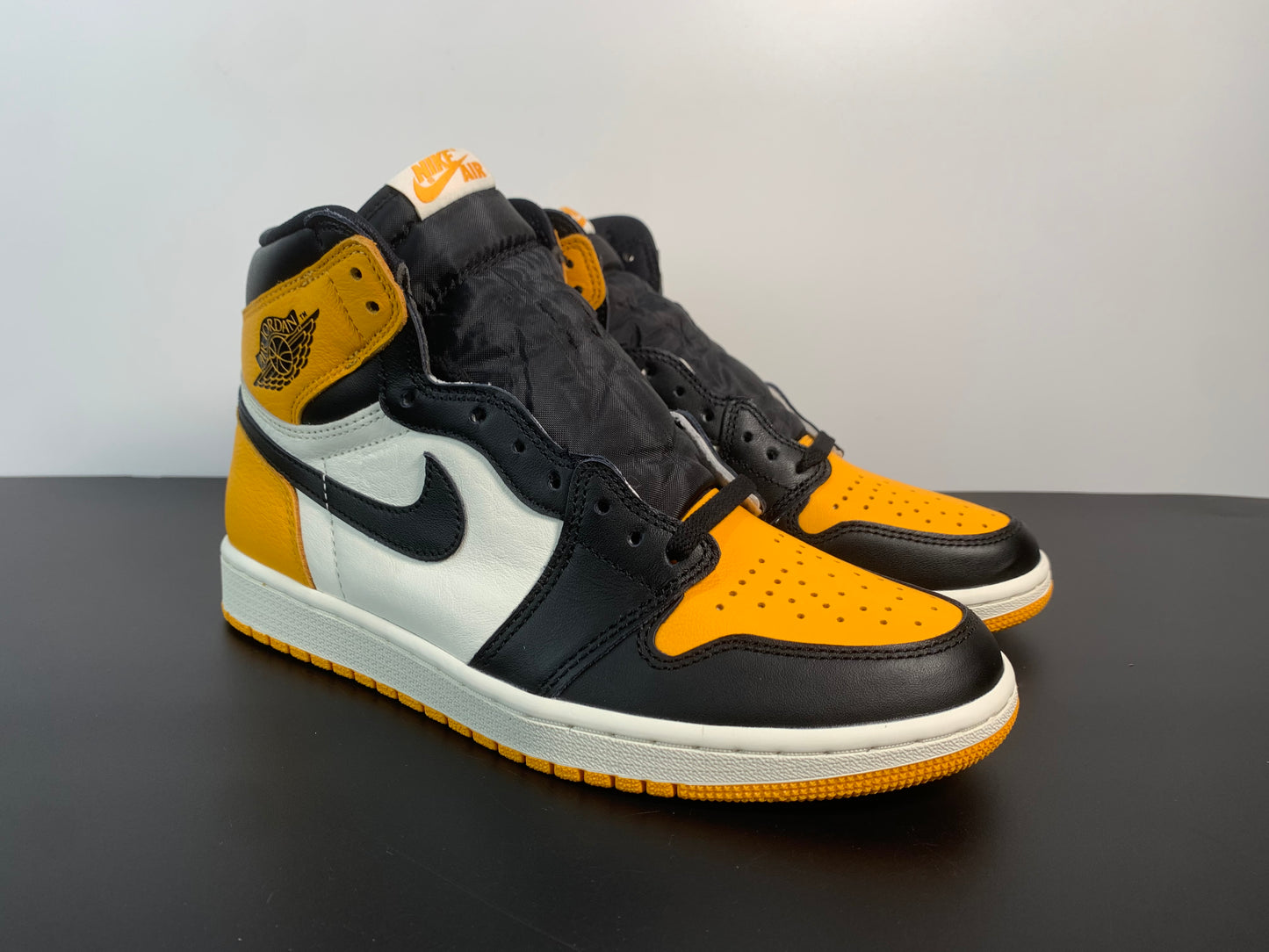 Air Jordan 1 Retro High OG 'Yellow Toe' 555088-711