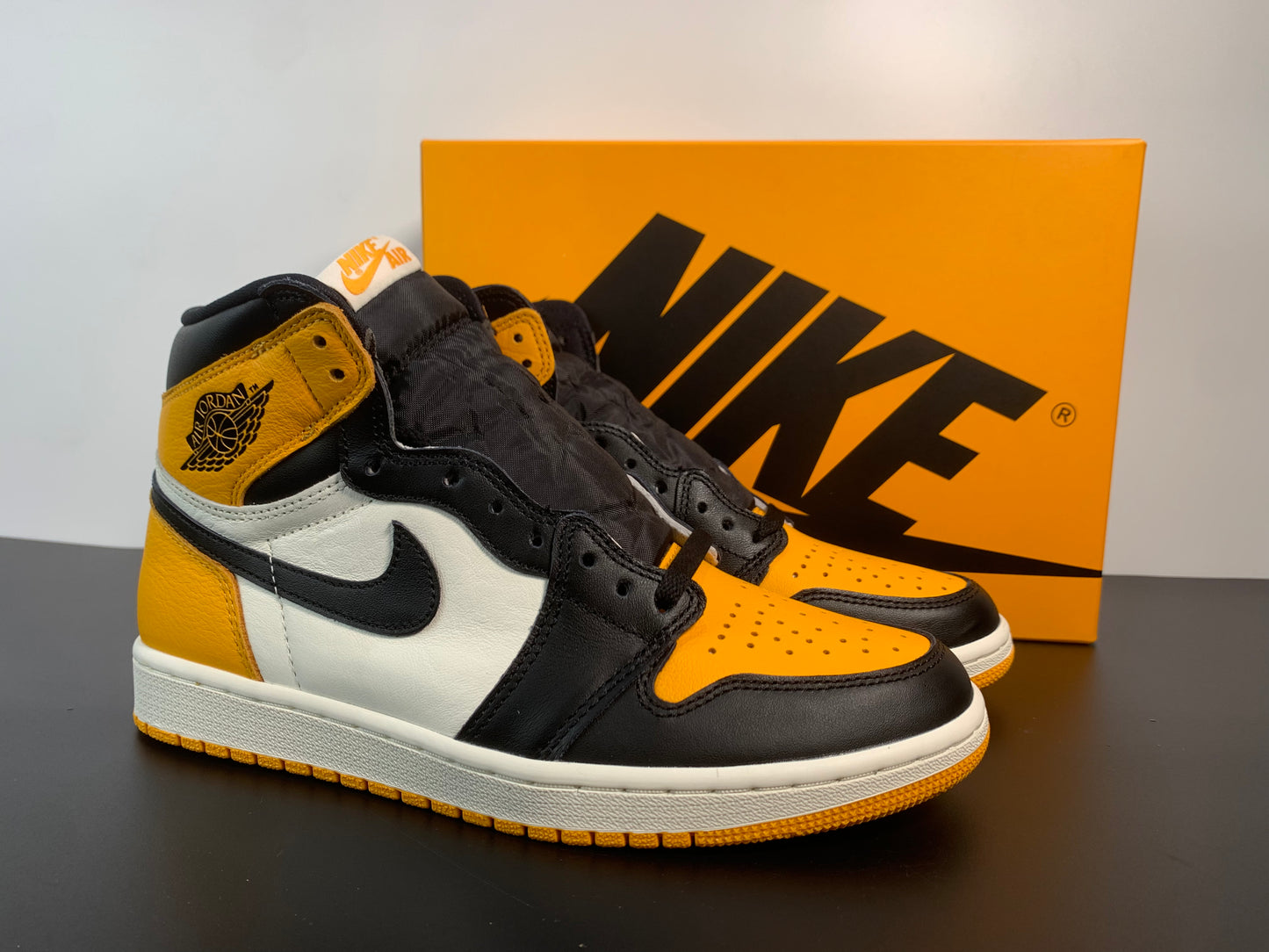 Air Jordan 1 Retro High OG 'Yellow Toe' 555088-711
