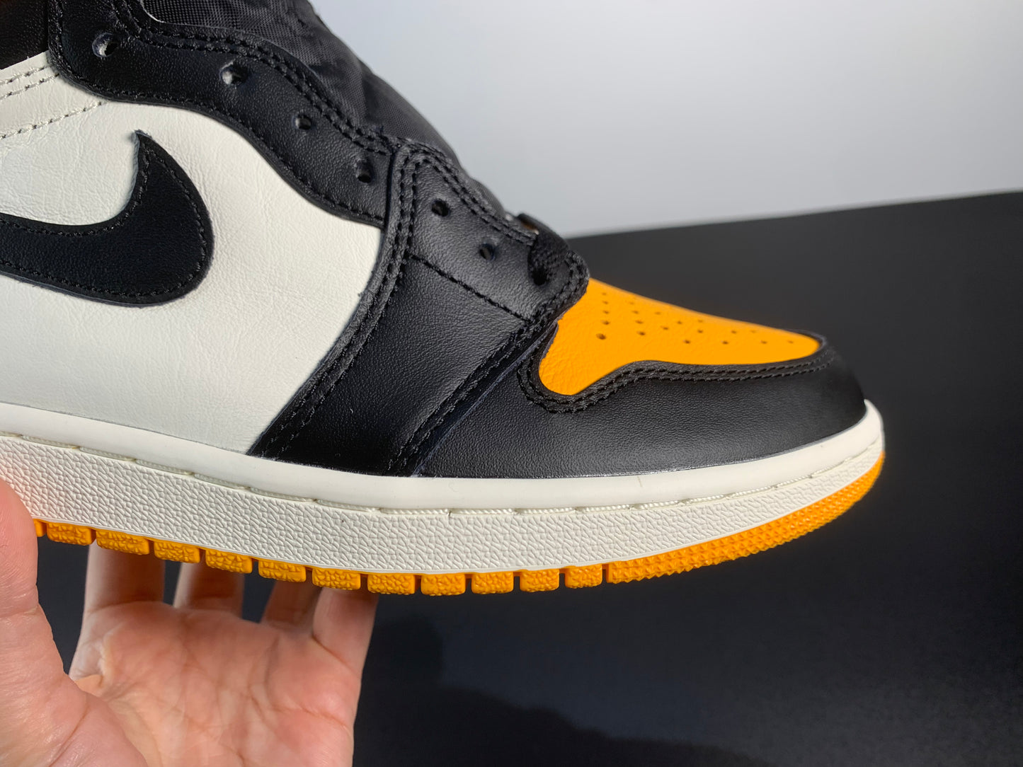 Air Jordan 1 Retro High OG 'Yellow Toe' 555088-711