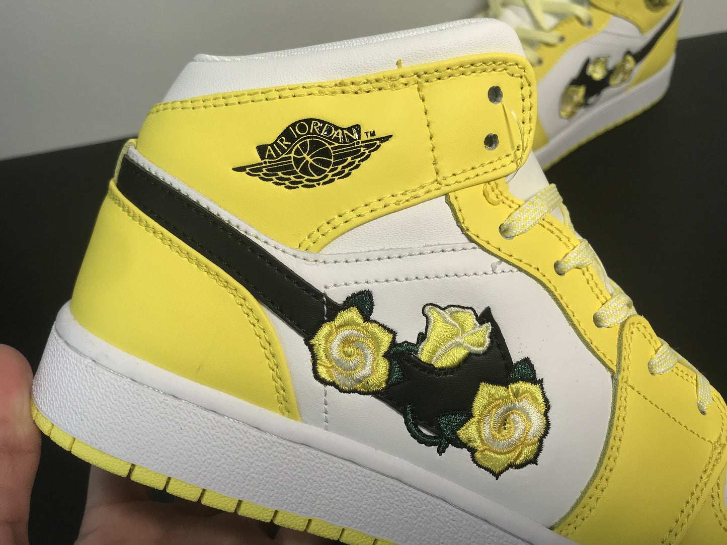 Air Jordan 1 Mid SE GS Dynamic Yellow Rose Patch AV5174-700