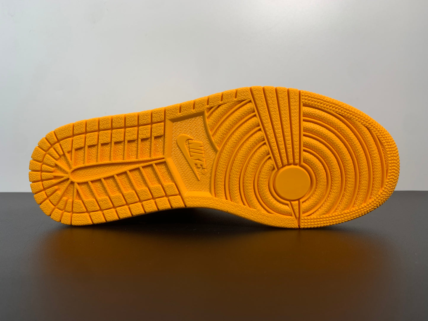 Air Jordan 1 Retro High OG 'Yellow Toe' 555088-711