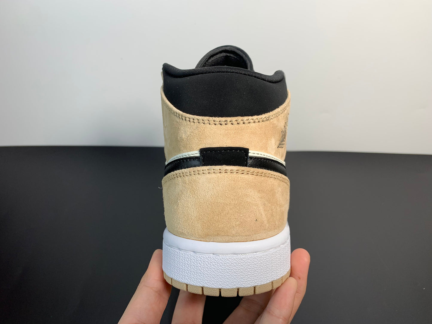 Air Jordan 1 Mid WMNS“ Barely Orange” BQ6472-800