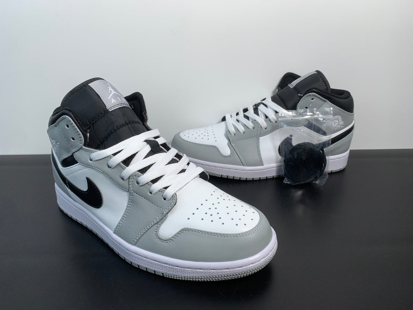 Air Jordan 1 Retro Mid ”Light Smoke Grey” 554724-078