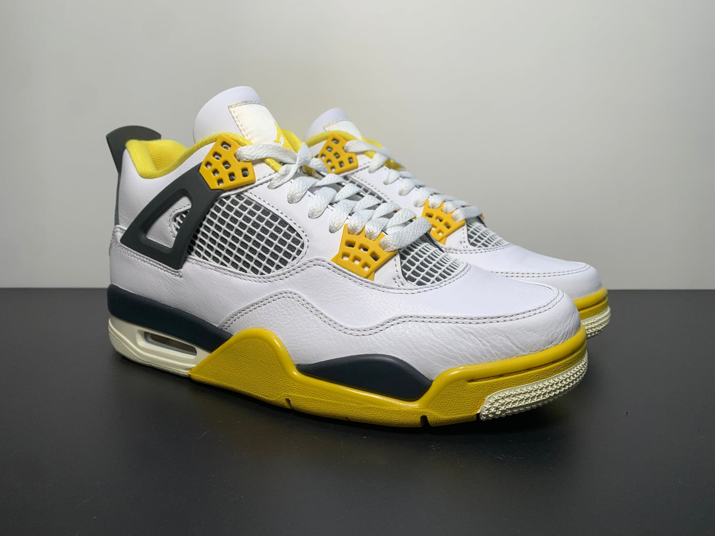 Air Jordan 4 WNNS Vivid Sulfur AQ9129-104