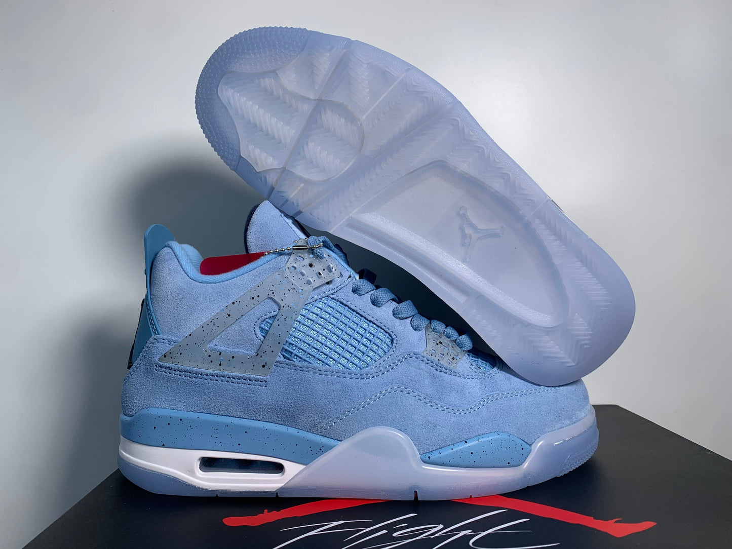 Air Jordan 4 Retro “UNC” PE Tar Heels