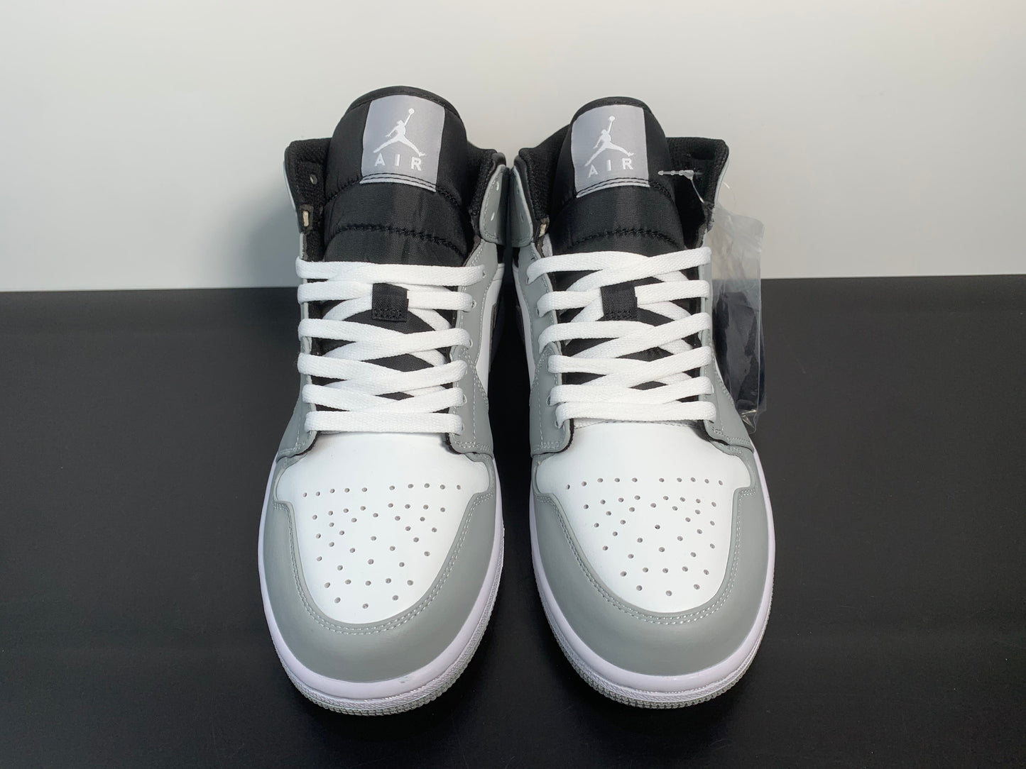 Air Jordan 1 Retro Mid ”Light Smoke Grey” 554724-078