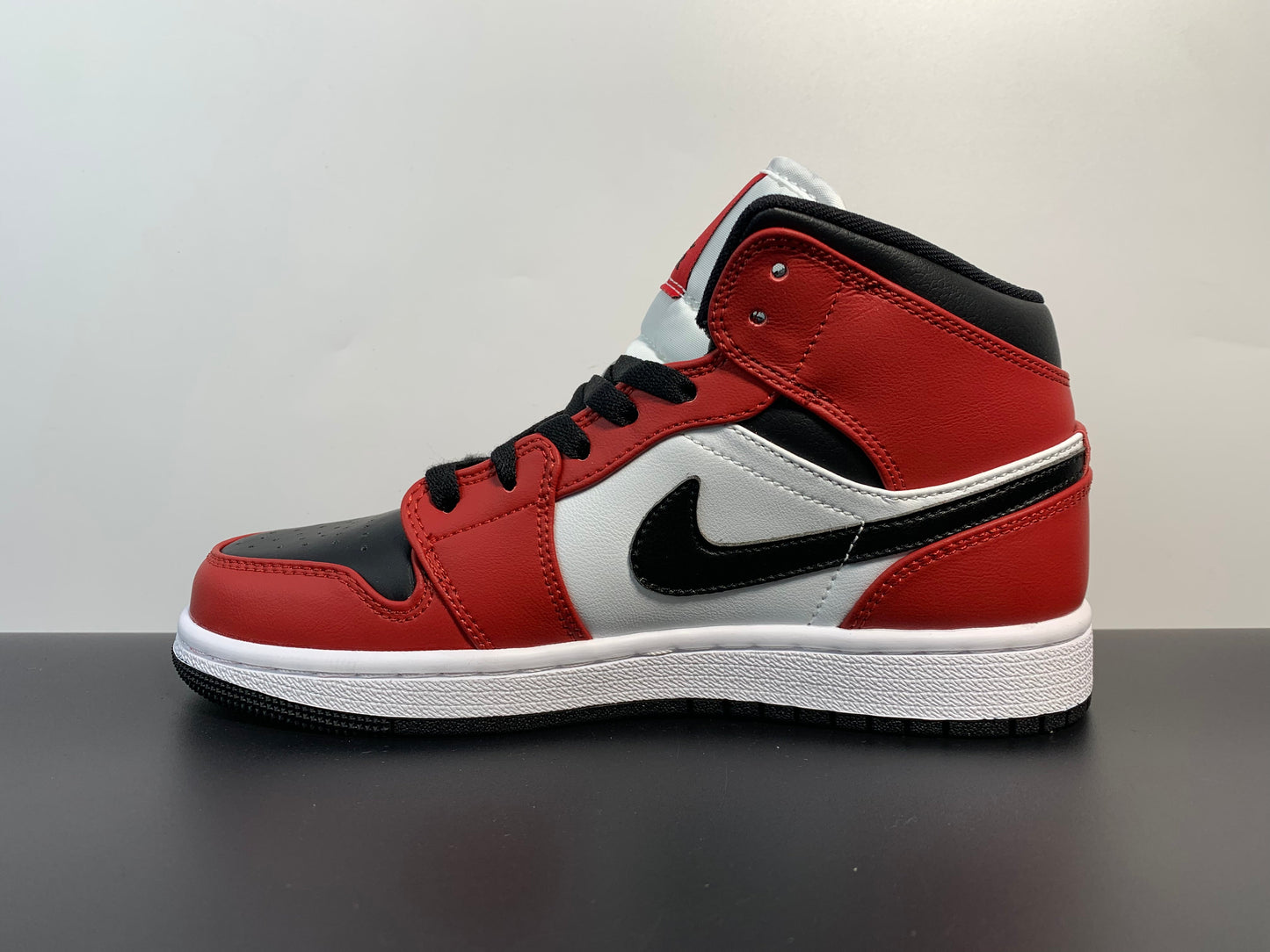 Nike Air Jordan 1 Mid Chicago - Black Toe 554724-069