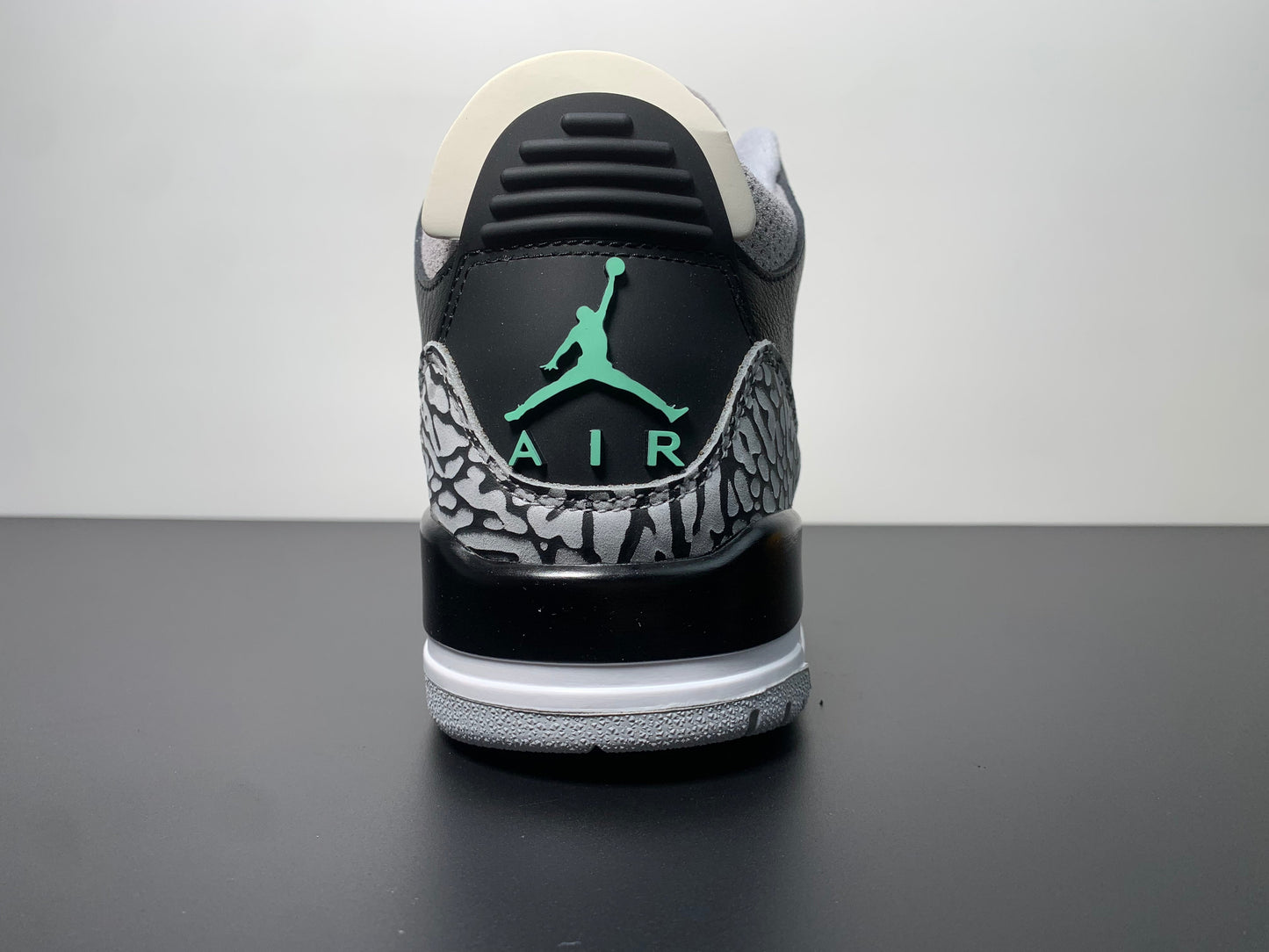 Air Jordan 3 Retro Green Glow CT8532-031