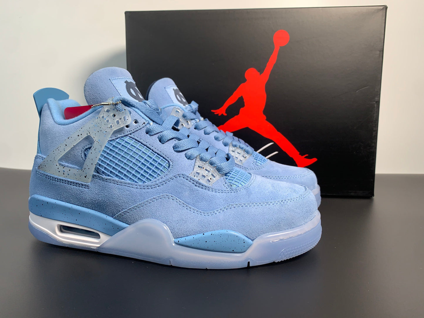 Air Jordan 4 Retro “UNC” PE Tar Heels