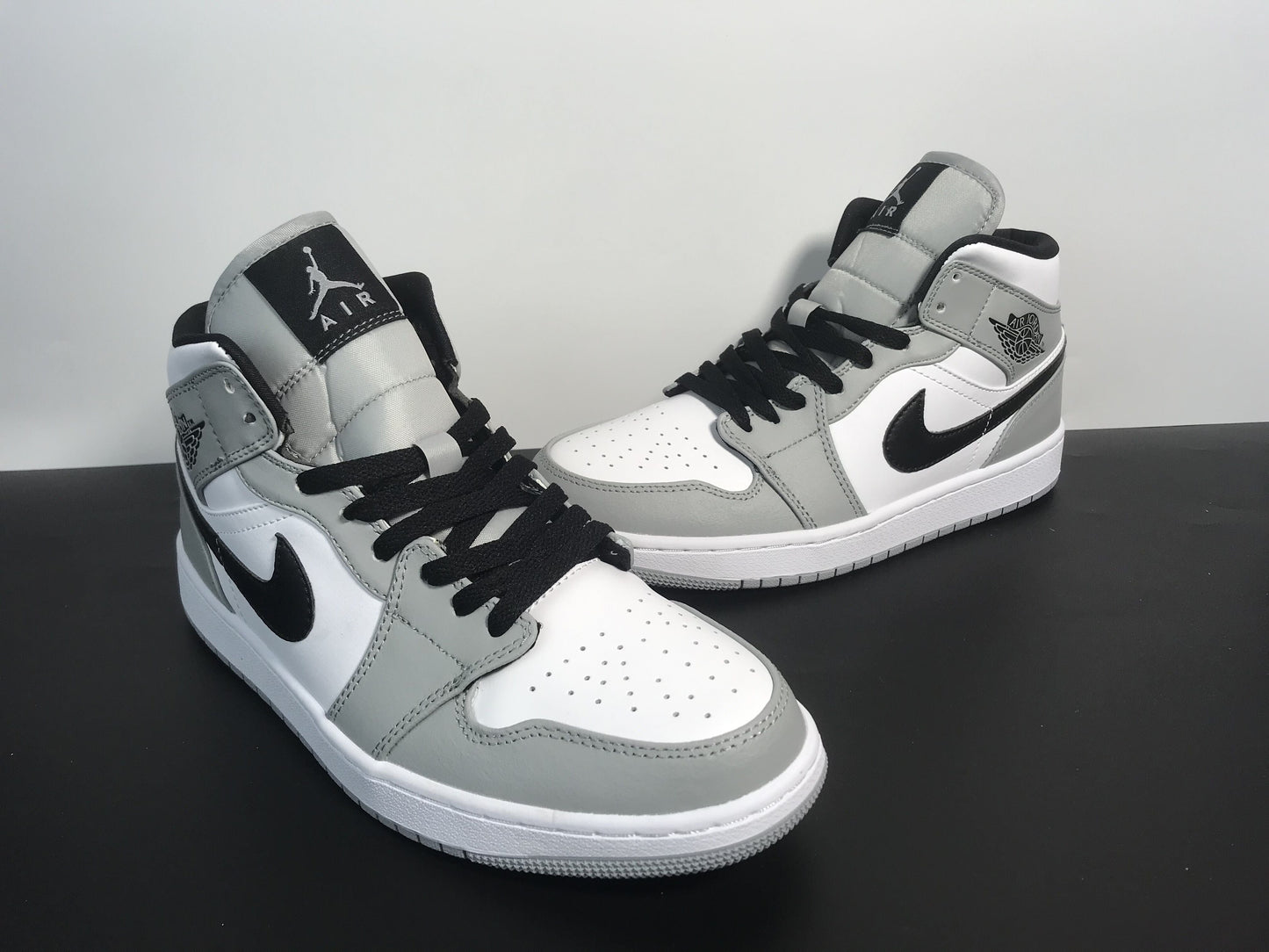 Air Jordan 1 Retro Mid ”Light Smoke Grey” 554724-092